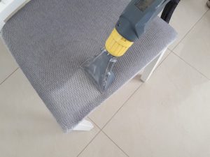 Pranie ekstrakcyjne krzesła
