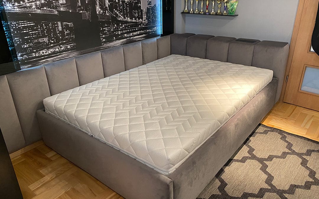 Łóżko tapicerowane na wymiar czy gotowe ze sklepu? Co wybrać i dlaczego?